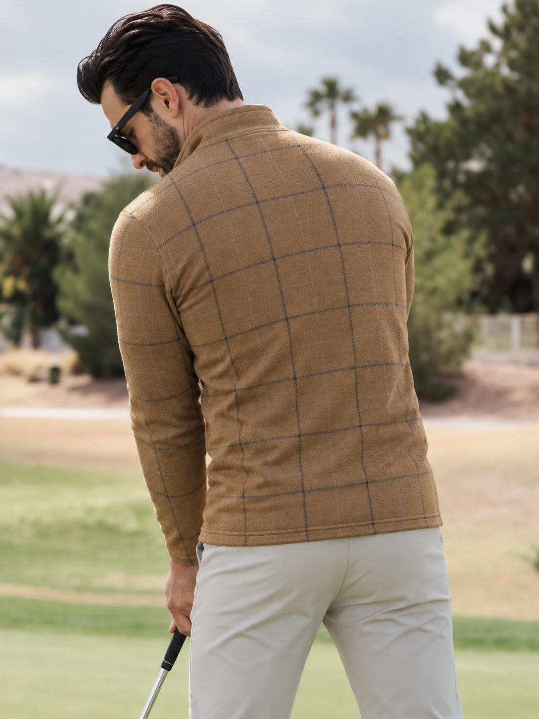 Kamelfarbener Performance-Quarter-Zip-Pullover mit Fensterkaromuster
