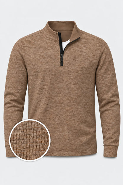 Camelbrauner Golf-Pullover aus strukturiertem Melange-Strick mit Viertelreißverschluss