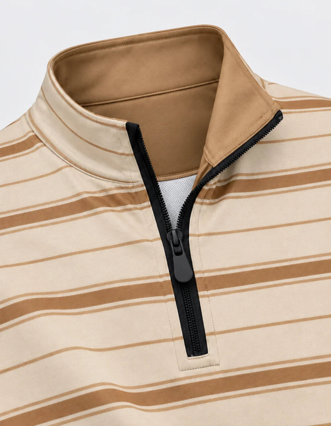Golf-Pullover in Elfenbein mit kamelfarbenen Nadelstreifen und Viertelreißverschluss aus Funktionsmaterial