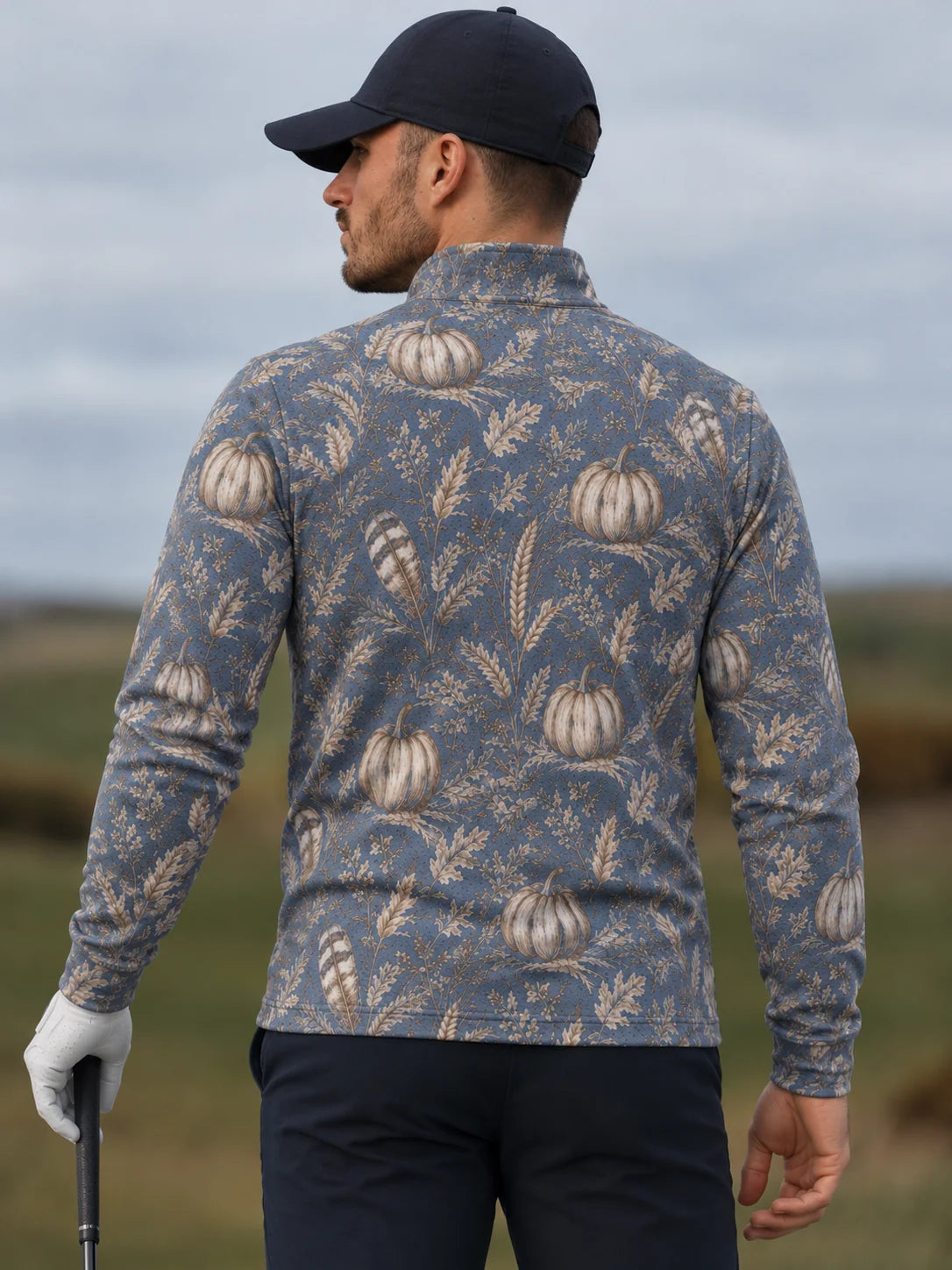 Staubblauer Golfpullover aus Funktionsmaterial mit Kürbismotiv und kurzem Reißverschluss