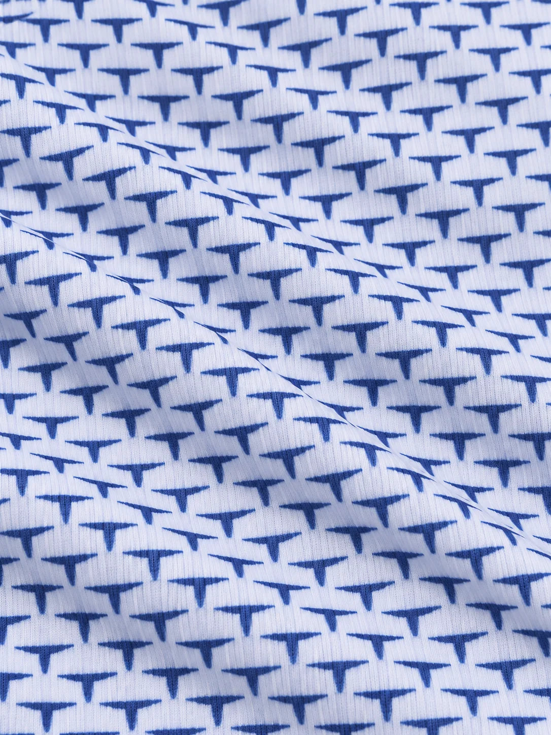 Performance-Pullover in Elfenbein mit dezentem geometrischem Muster und kurzem Reißverschluss