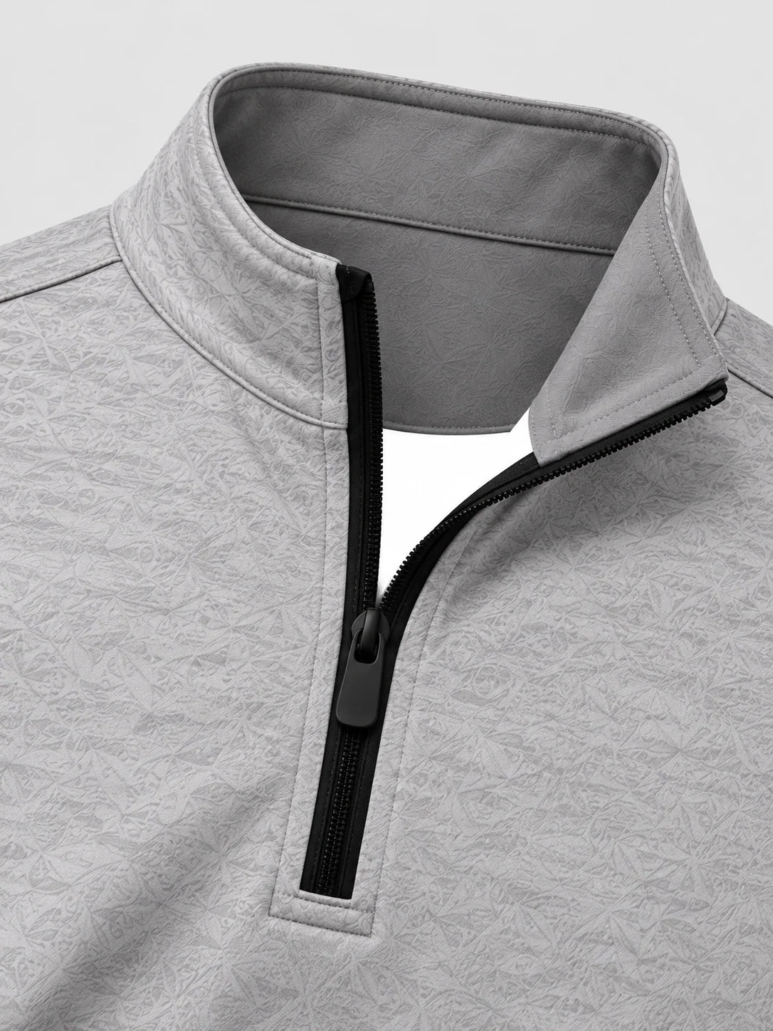 Hellgrauer Golfpullover aus Funktionsmaterial mit strukturierter Oberfläche und kurzem Reißverschluss