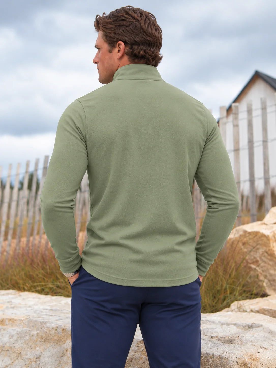 Salbeigrüner Golf-Pullover mit strukturierter Oberfläche und Viertelreißverschluss aus Funktionsmaterial