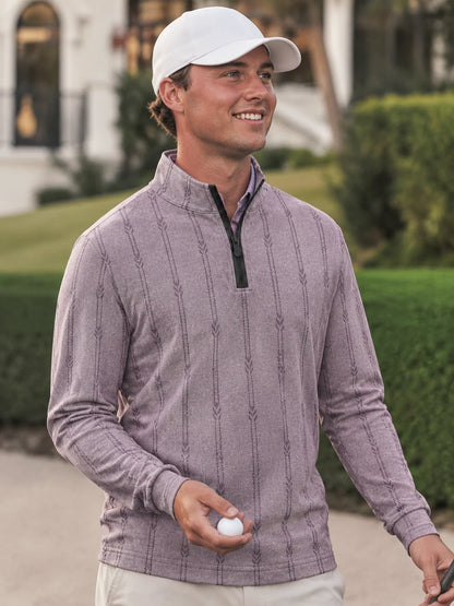 Golf-Pullover mit Viertelreißverschluss und Pfeil-Streifenmuster in Lavendel