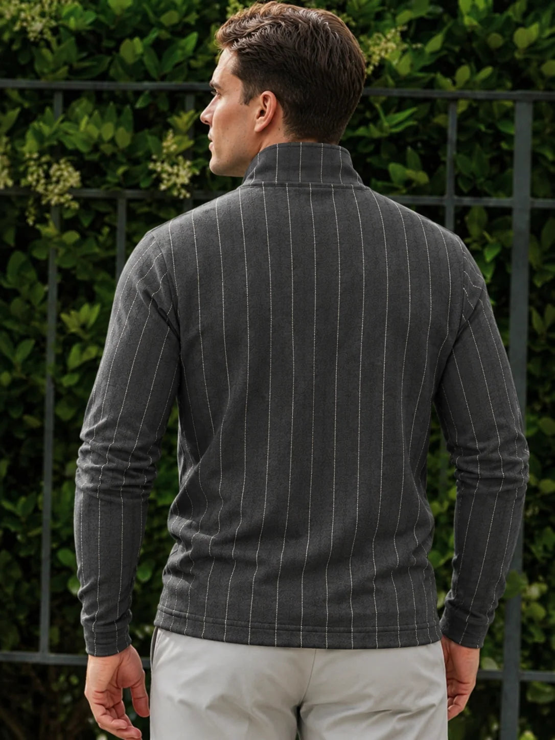 Anthrazitgrauer Funktionspullover mit Nadelstreifenmuster und Viertelreißverschluss