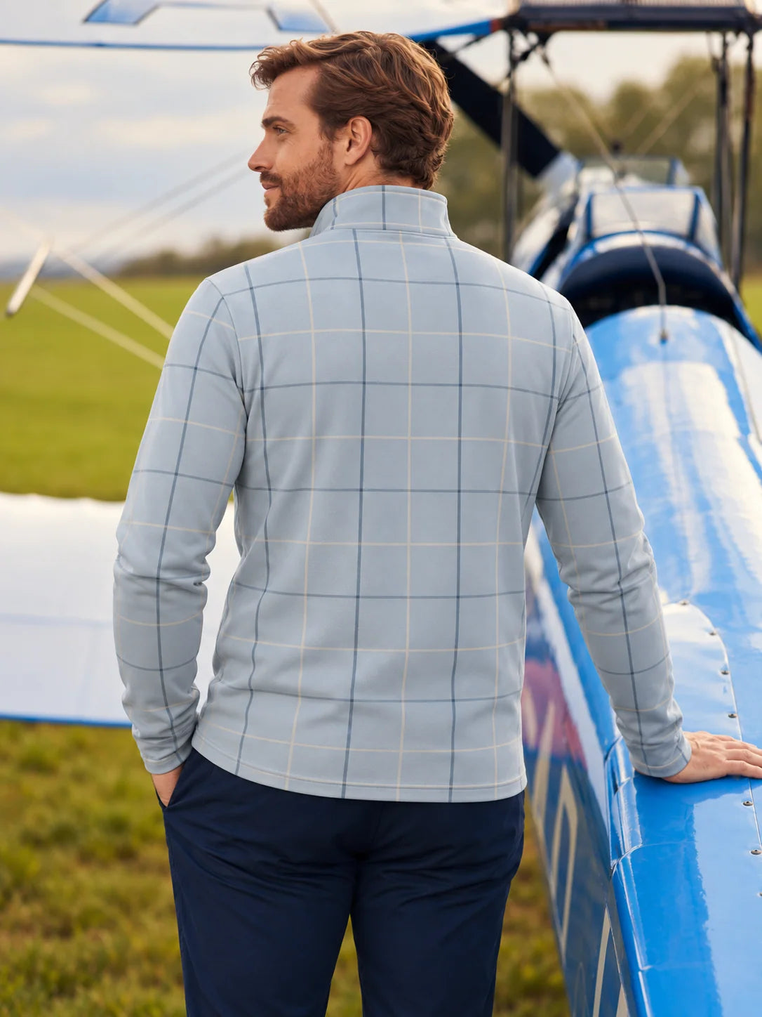 Golfpullover in Puderblau mit Fensterkaromuster und Viertelreißverschluss