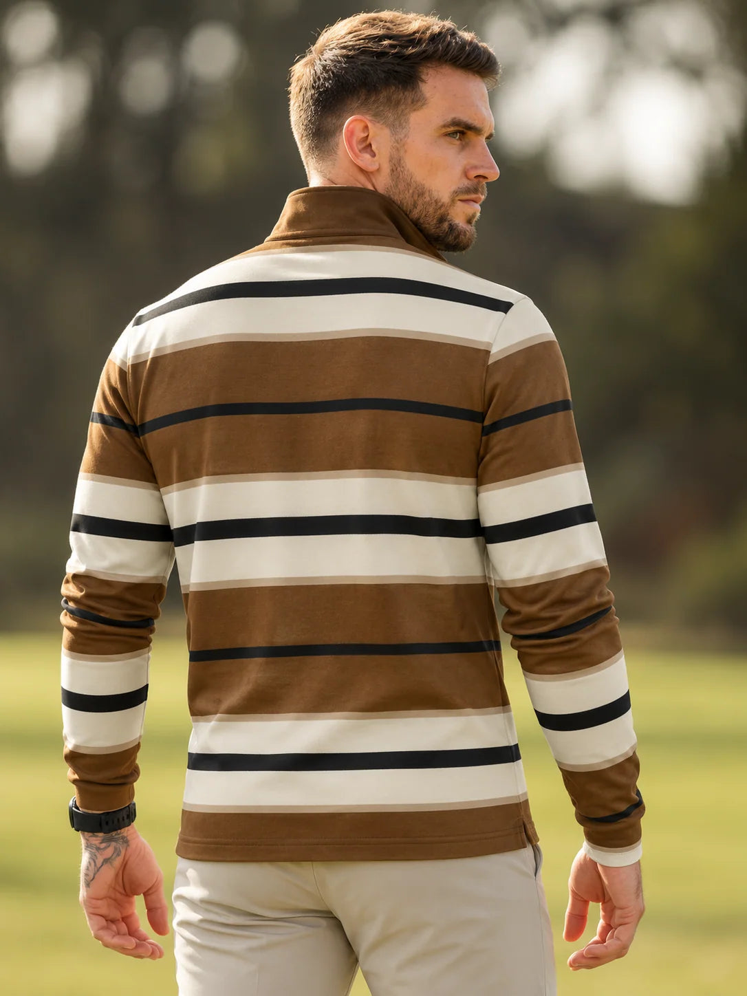 Golf-Pullover mit breiten Streifen in Espressobraun, Elfenbein und Schwarz und Viertelreißverschluss aus Funktionsmaterial