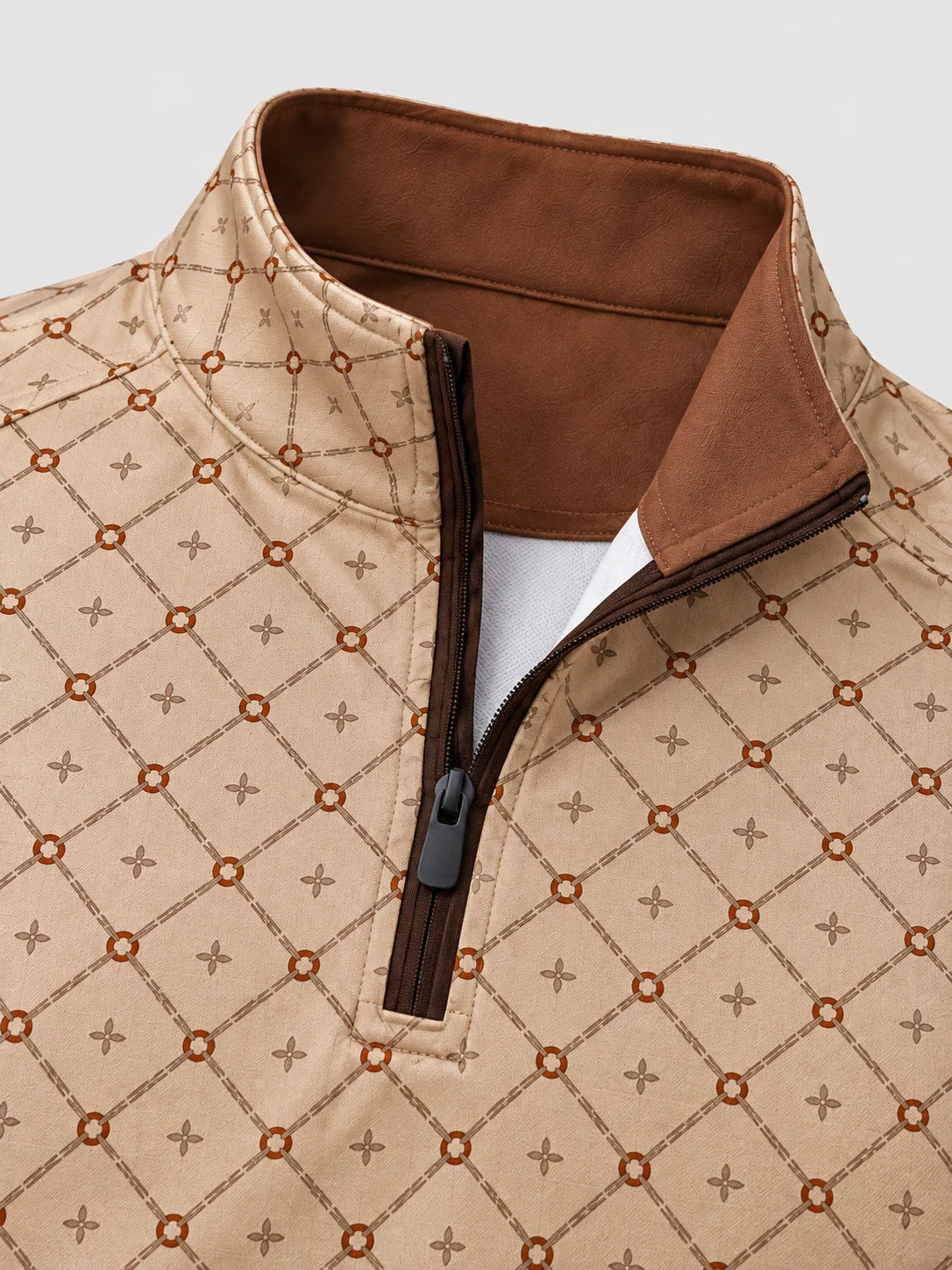 Beigefarbener Performance-Golfpullover mit geometrischem Muster und Viertelreißverschluss