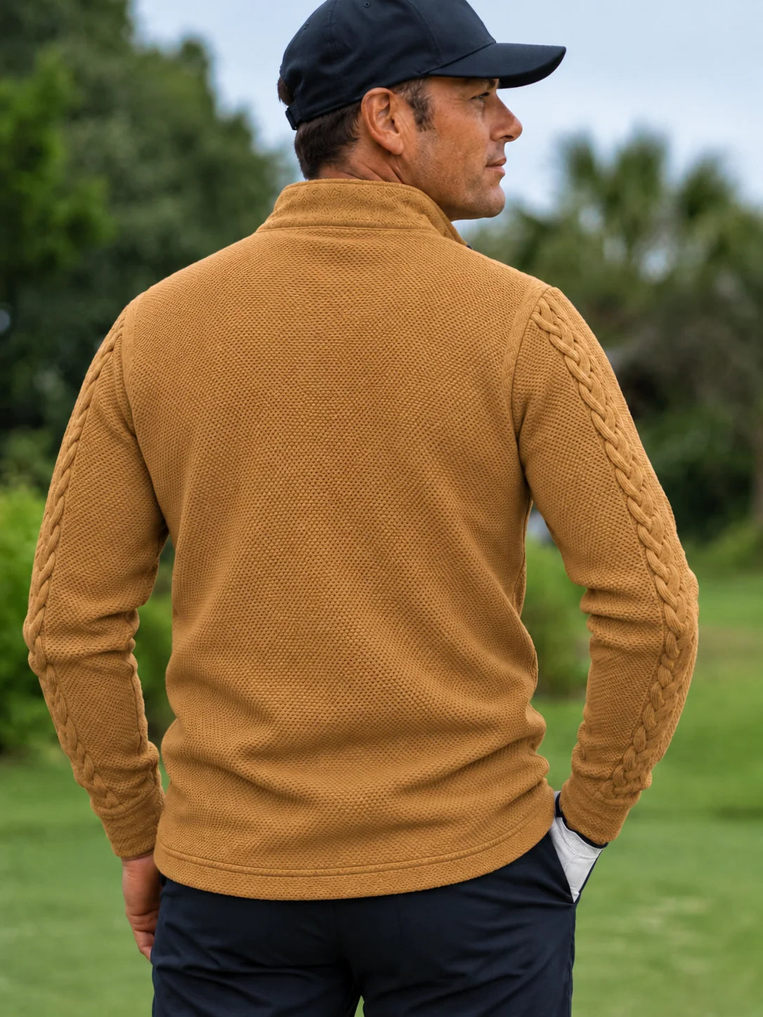 Golf-Pullover mit Viertelreißverschluss und Zopfmuster in Goldbraun- und Kameltönen