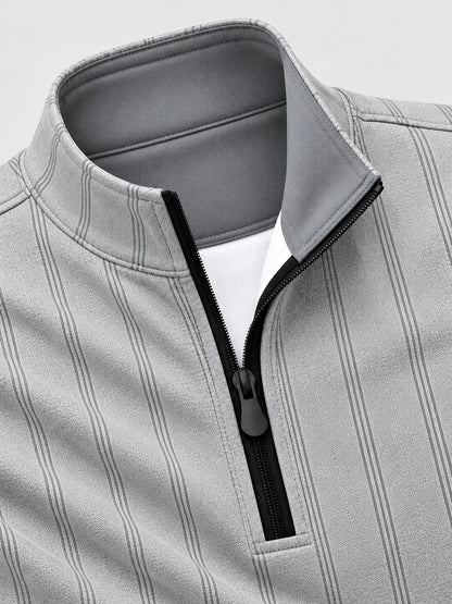 Silbergrauer Golfpullover mit feinem Nadelstreifenmuster, Funktionsmaterial und Viertelreißverschluss