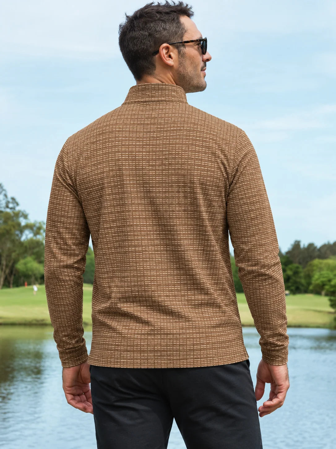 Brauner Performance-Golfpullover mit strukturiertem Muster und Viertelreißverschluss