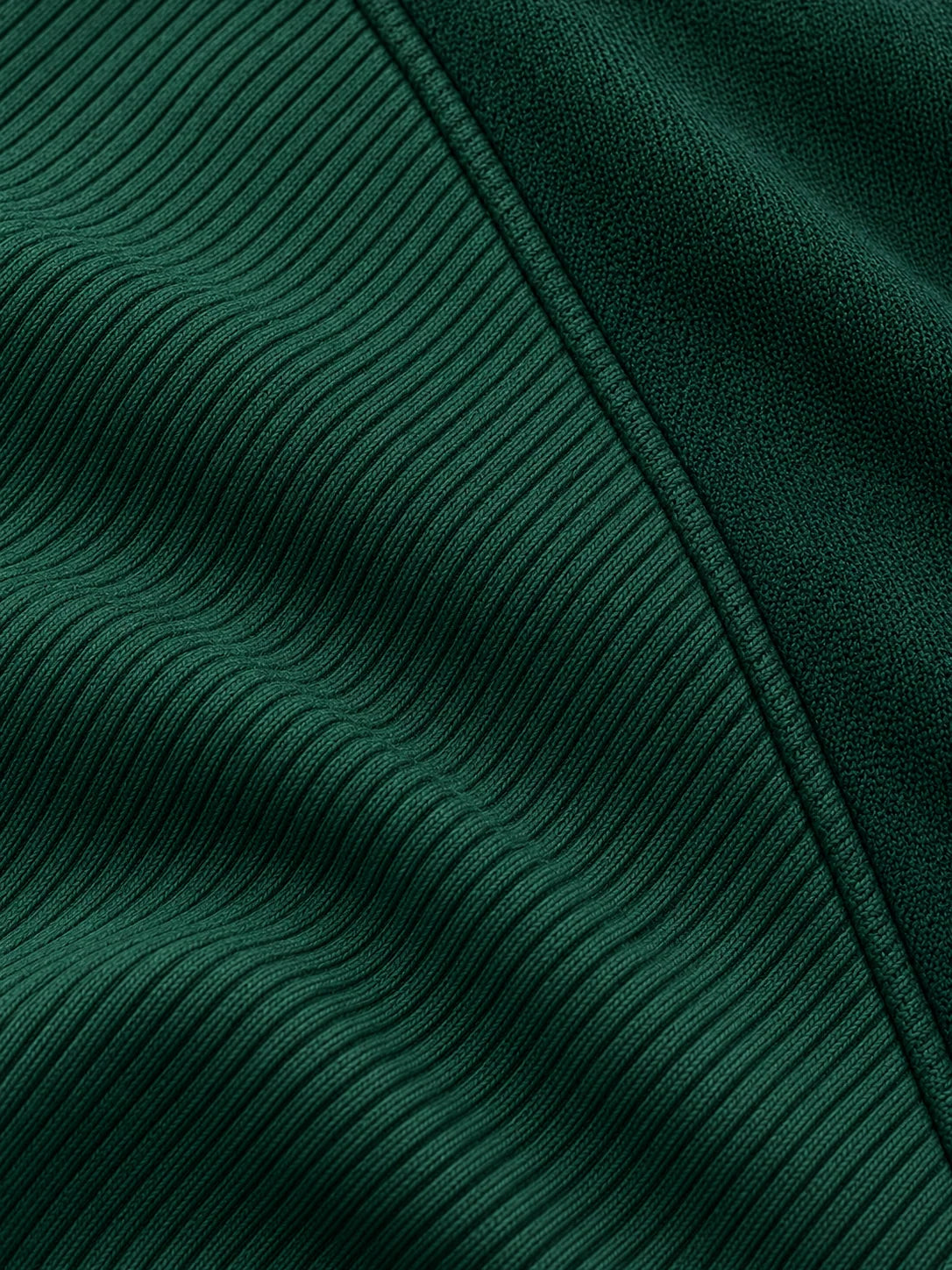 Golf-Pullover aus Funktionsmaterial in Waldgrün mit diagonaler Rippstruktur und Viertelreißverschluss